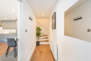 una escalera en una casa con paredes blancas en Luxury 2 Bedroom London Home - Vauxhall & Battersea, en Londres
