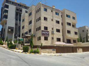 アンマンにあるMarmaris Hotel Apartmentsの街路沿いにある建物