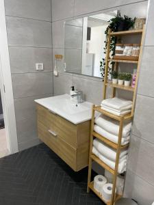 uma casa de banho com um lavatório e um espelho em oR-Ya Suite em Eilat