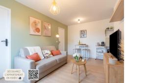 TV a/nebo společenská místnost v ubytování L'écrin des Bois - Proche aéroport Beauvais, Chantilly, forêt de Hez-Froidmont, parking public gratuit, Wifi & Netflix + 6 fotografií