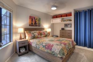 um quarto com uma cama e uma janela em Fountain Hills Bungalow West em Fountain Hills