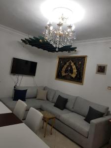 sala de estar con sofá y lámpara de araña en Fabulous Apartment in Sheraton Heliopolis ,5 minutes from Cairo Airport en El Cairo