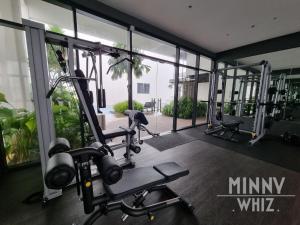 een fitnessruimte met verschillende loopbanden in een kamer met ramen bij Skypool REVO near Stadium Bukit Jalil LS21 in Kuala Lumpur
