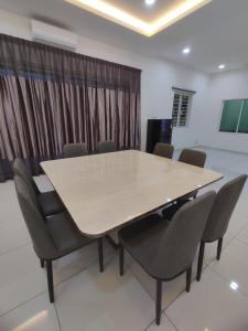 een vergaderzaal met een tafel en stoelen bij Ipoh Botani Near to Sunway Tambun Super Luxury Spacious Corner House in Kampong Changkat Larang