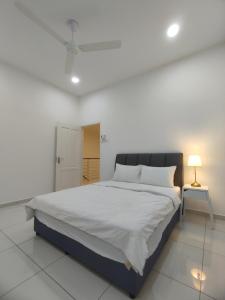 een witte slaapkamer met een groot bed en een plafond bij Ipoh Botani Near to Sunway Tambun Super Luxury Spacious Corner House in Kampong Changkat Larang