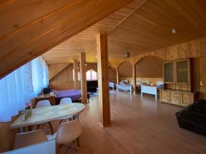 - un salon avec une table et des chaises dans l'établissement KRI Holiday House, à Alūksne