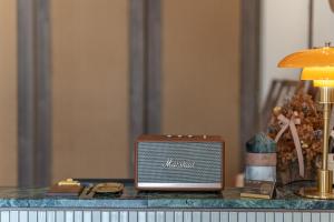 a table with a radio and a lamp at Soli Hospitale 宿里旅行舍 in Hualien City