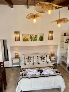 塔菲德爾瓦勒的住宿－Apart del Valle，一间卧室配有一张床,上面有两条毛巾