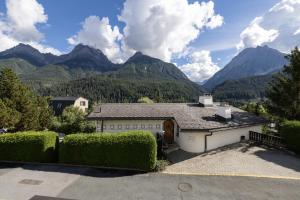シュクオルにあるChasa Tusa 3の山の景色を望む家