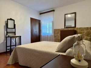 Un dormitorio con una cama grande y una ventana en Casa El Chorreador, en Barranda