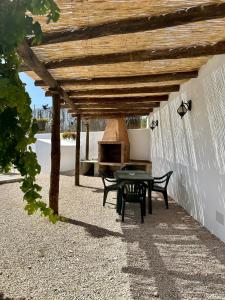 un patio con mesa y parrilla en Casa El Chorreador, en Barranda