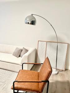 sala de estar con sofá, lámpara y silla en Modern 2 Bed Furnished Apartment in Quincy, en Quincy