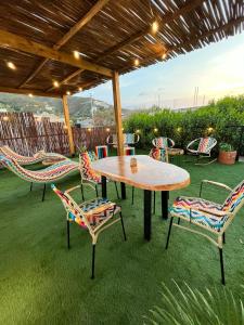 Κήπος έξω από το Ocean Lovers Hostel & Apartments