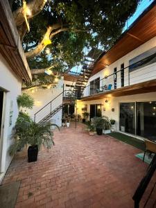 a courtyard of a building with potted plants at Ocean Lovers Apartamentos in Taganga