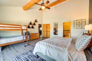 Payson Escape with Mtn Views and Fire Pit!客房内的一张或多张床位