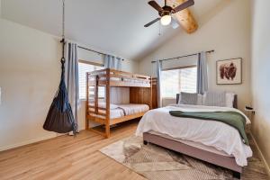 - une chambre avec un lit et un ventilateur de plafond dans l'établissement Sunny Payson Getaway about 16 Mi to State Park!, à Payson