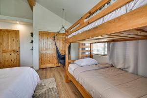 Payson Escape with Mtn Views and Fire Pit!客房内的一张或多张床位