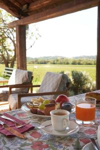 einen Tisch mit einem Teller Essen und einer Tasse Kaffee in der Unterkunft Al Vecchio Convento-Tenuta Malvolti in San Fior di Sopra