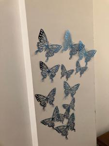 Alloggio MARIPOSA في بورغو سان دالمازو: مجموعة من الفراشات الزرقاء على الحائط