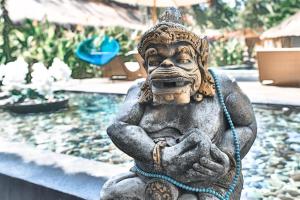 una estatua de una persona en un jardín en L'Archipel, en Gili Air