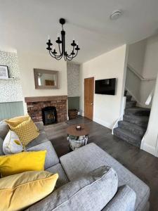 uma sala de estar com um sofá e uma lareira em Cottage in Whalley em Whalley