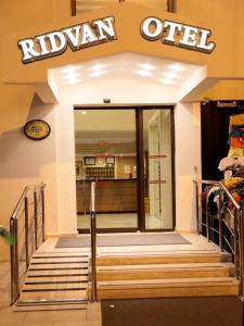 ein Eingang zum Einkaufszentrum mit Treppe, die zu einem Restaurant führt in der Unterkunft Rıdvan Hotel in Cesme