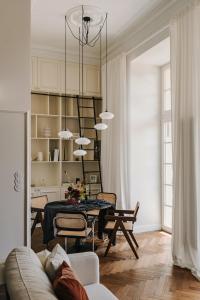 een woonkamer met een tafel en een eetkamer bij Przy Przystani Apartament Paryski in Wrocław