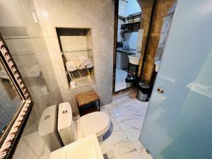バレッタにあるCharming Townhouse Prime Area Vallettaのバスルーム(トイレ、洗面台付)