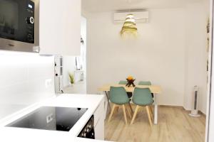 A kitchen or kitchenette at Apartamento reformado en pleno centro histórico Még 11 kép