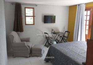 um quarto com uma cama, uma mesa e cadeiras em Refúgio Serra Negra - PE em Bezerros