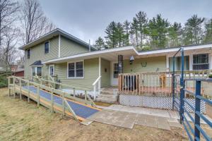 een huis met een oprit ervoor bij Peaceful Ishpeming Retreat Walk to Deer Lake in Ishpeming