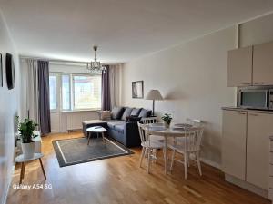 a living room with a couch and a table at City Apartment Kirkkokatu 10, ilmainen kadunvarsipysäköinti in Kuopio