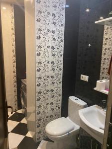 Cozy Apartment في تبليسي: حمام مع مرحاض ومغسلة