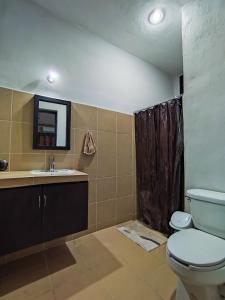 Koupelna v ubytování Hostal Ixchel - WiFi, Hot Water, AC, in Valladolid Downtown