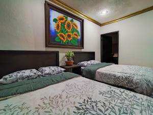Un pat sau paturi într-o cameră la Hostal Ixchel - WiFi, Hot Water, AC, in Valladolid Downtown