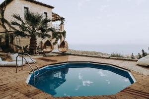 una grande piscina blu su una terrazza di legno di VILLA rodiAnna a Rodhiá