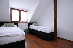 2 camas en una habitación con 2 ventanas en Penzion u Zajíčku en Horákov