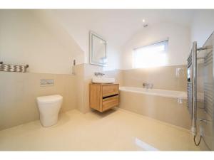un bagno con un water, un lavandino e una vasca di Gwel An Keynvor Penthouse a Newquay Altre 22 foto