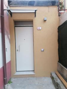 een deur aan de zijkant van een gebouw bij La Casetta Riviera Citra 008065-LT-0424 in Ventimiglia