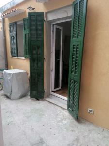 um par de persianas verdes no lado de um edifício em La Casetta Riviera Citra 008065-LT-0424 em Ventimiglia