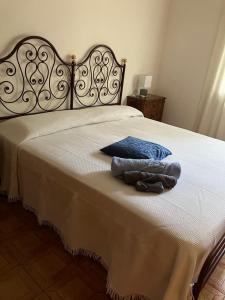 un letto con due asciugamani sopra di Alloggio MARIPOSA a Borgo San Dalmazzo