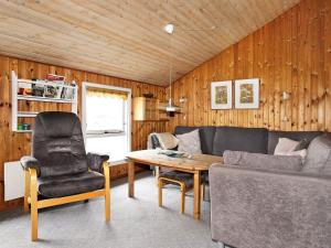 Nørre VorupørにあるThree-Bedroom Holiday home in Thisted 9のリビングルーム(ソファ、テーブル付)
