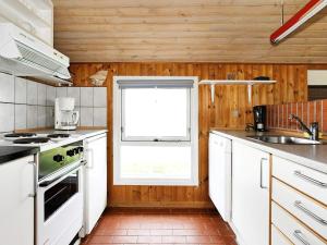 Køkken eller tekøkken på Three-Bedroom Holiday home in Thisted 9