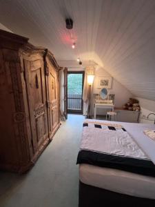 ein Schlafzimmer mit einem Bett in einem Zimmer in der Unterkunft Zimmer zum Wohlfühlen in Eching