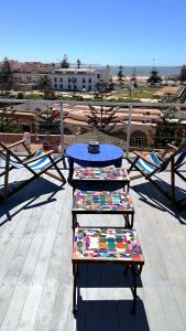 una mesa y sillas en la parte superior de una terraza en Riad Ocean Medina, en Essaouira