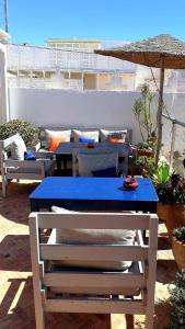 une table bleue et des chaises sur une terrasse dans l'établissement Riad Ocean Medina, à Essaouira