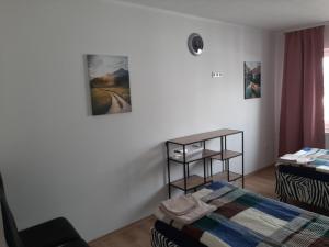 um quarto com uma cama, uma mesa e uma janela em Ferienwohnung Michelle em Bremerhaven