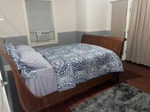 a bedroom with a bed with a blue and white quilt at Nice and quiet appartement in Philadelphia