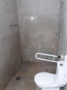 een badkamer met een wit toilet in een stal bij Vintage Sailboat in Belém in Lissabon