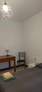 a room with a bed and a desk and a chair at Il fuso di Maria in Borghetto di Vara